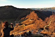 72 Ombre e colori del tramonto verso Salmezza e Val Serina